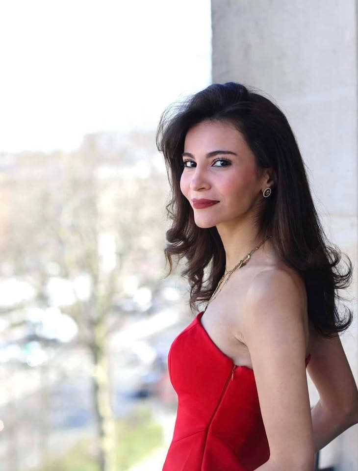 Anissa Hafidi devant ses œuvres